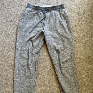 At Ease Jogger in the light gray size Medium